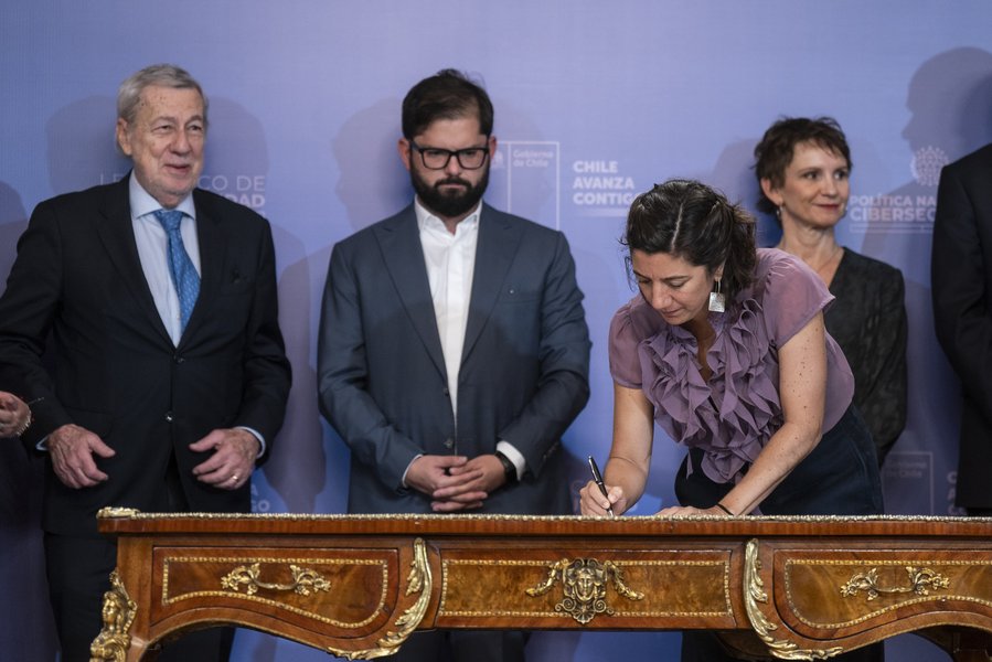La Subsecretaria de Ciencias, Carolina Gainza, firma la Ley Marco de Ciberseguridad.